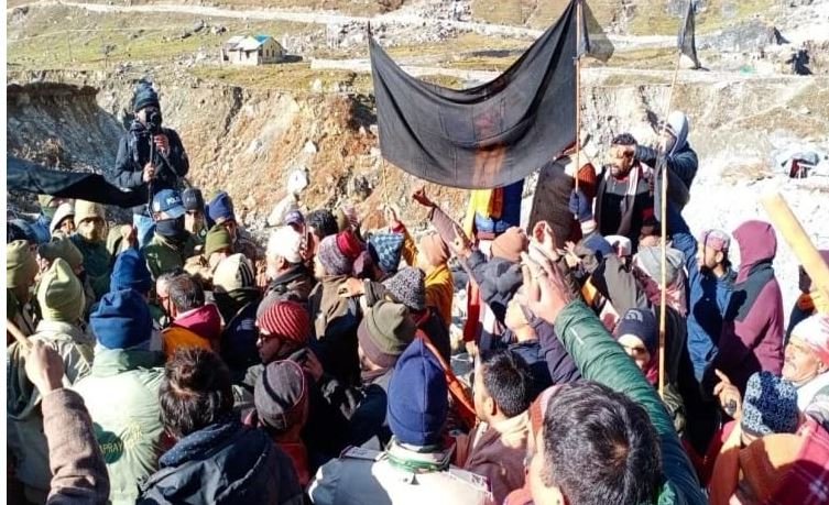 protest against trivendra in kedarnath