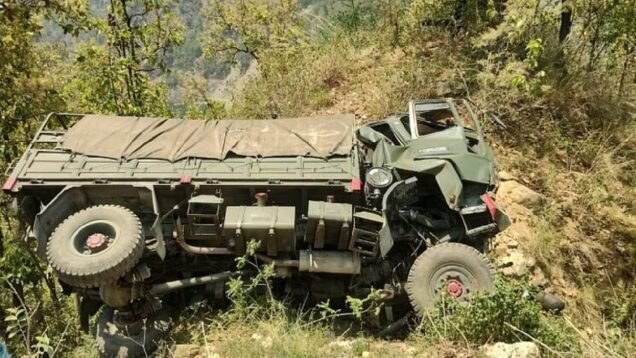 army trcuk accident on gangotri highway, 1 jawan killed 1 injured