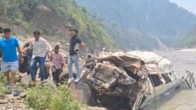 10 killed as tempo traveler fell in river